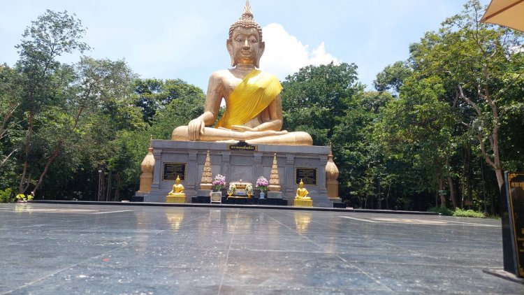 แดดร้อนระอุเดินเท้าเปล่าร้อนผุพอง คนอำนาจร้องเปลี่ยนพื้นลานกระเบื้องหน้าองค์พระมงคลมิ่งเมือง