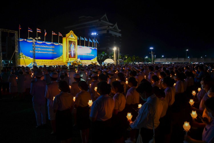 พสกนิกรชาวชลบุรี จุดเทียนถวายพระพรชัยมงคล