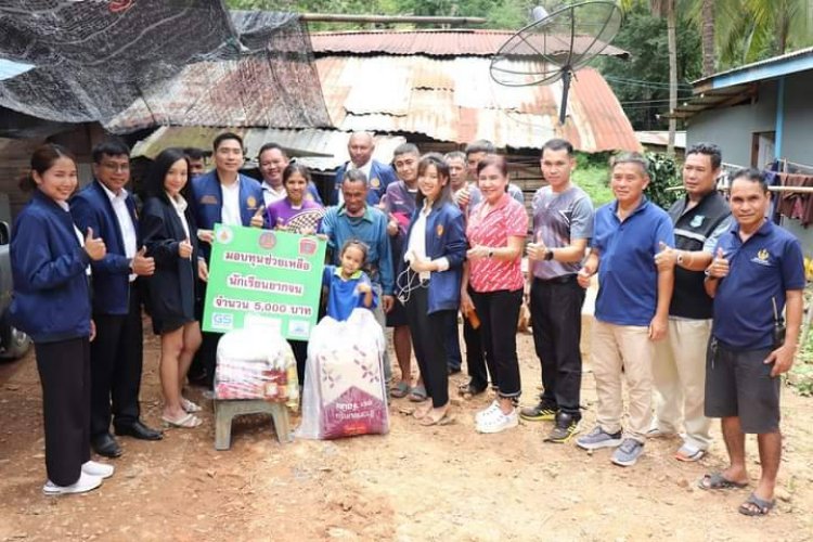 "มูลนิธิประชาชนอาสา" บริจาคทุนเพื่อการศึกษา