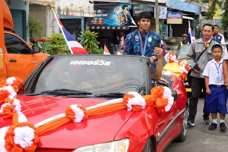 ชาวศรีสะเกษแห่ต้อนรับ"น้องข้าวฟ่าง"ฮีโรเหรียญเงินโอลิมปิก 2024