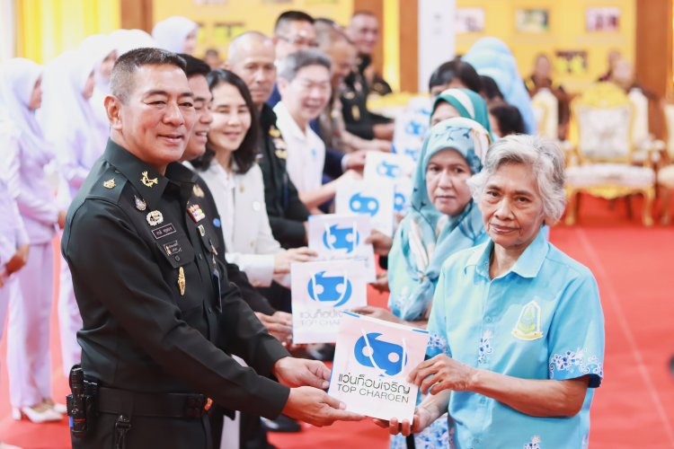 แม่ทัพภาคที่ 4 เปิดโครงการ "แว่นตาเฉลิมพระเกียรติ พระบรมราชชนนีพันปีหลวง"