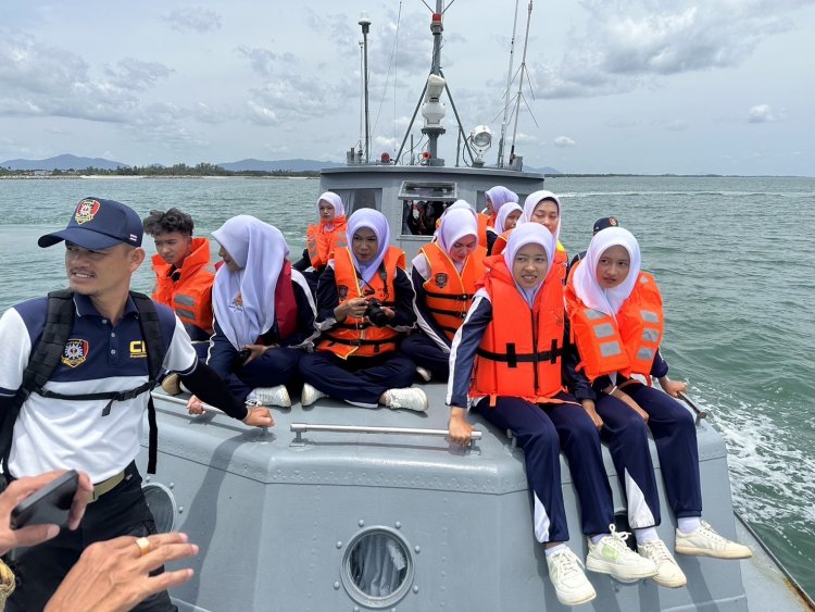 คณะอาจารย์และนักเรียน ล่องเรือในแม่น้ำบางนรา เพื่อทัศนะศึกษาวิถีชีวิตชาวประมงพื้นบ้าน
