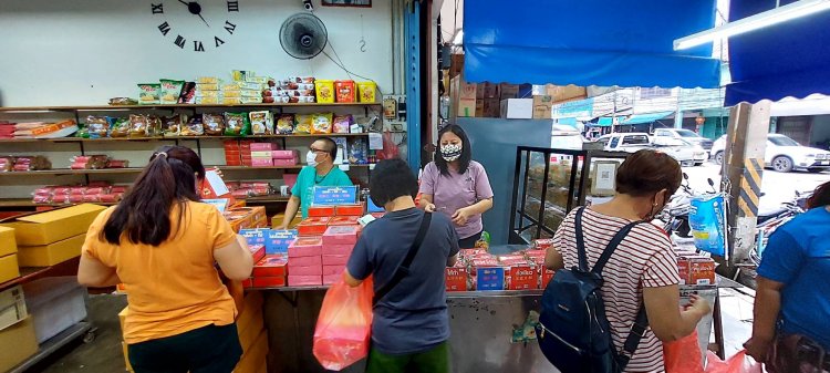 ชาวมาเลย์เดินทางมาแห่ซื้อขนมไหว้พระจันทร์ ที่ร้านเก่าแก่เมืองเบตงคึกคัก