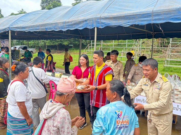 นายอำเภอท่าสองยาง  เปิดโครงการ "อำเภอยิ้มเคลื่อนที่ บำบัดทุกข์ บำรุงสุข สร้างรอยยิ้มให้ประชาขน"