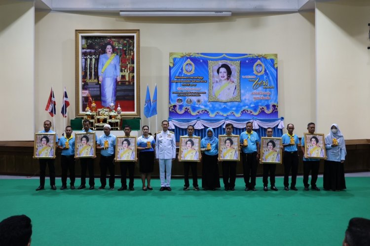 นราธิวาสจัดพิธีมอบเงินพระราชทานขวัญถุงกองทุนแม่ของแผ่นดิน แก่หมู่บ้านต้นกล้ากองทุนแม่ของแผ่นดิน