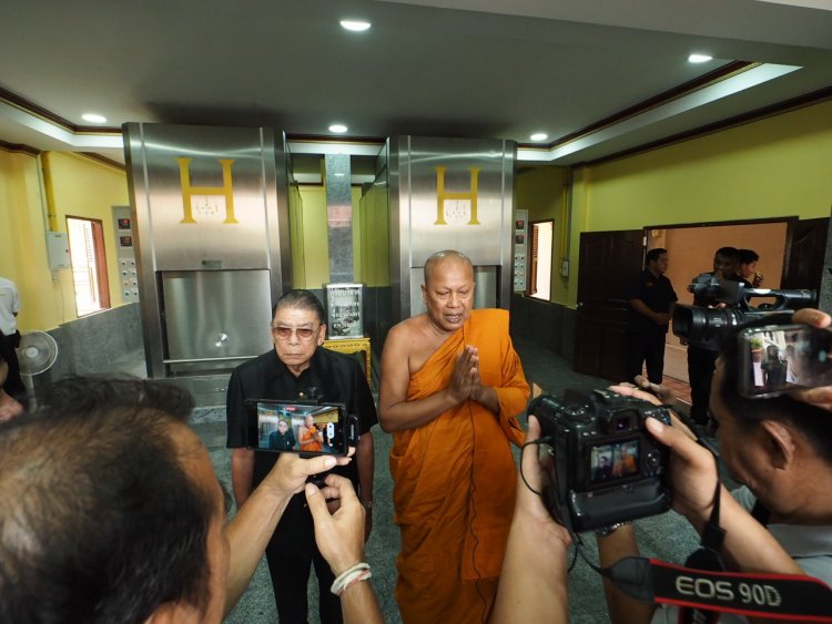 เจ้าอาวาสวัดบางพลีใหญ่กลาง ทำพิธีเปิดใช้เตาเผาศพเมรุใหม่ เพื่อสงเคราะห์ช่วยเหลือศพผู้ยากไร้ในจังหวัดสมุทรปราการ