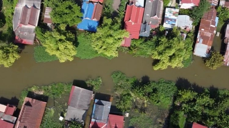 มวลน้ำเหนือไหลสมทบเจ้าพระยาหนุนสูง ท่วมบ้านเรือน-ร้านอาหาร ริมแม่น้ำที่ปทุมธานี