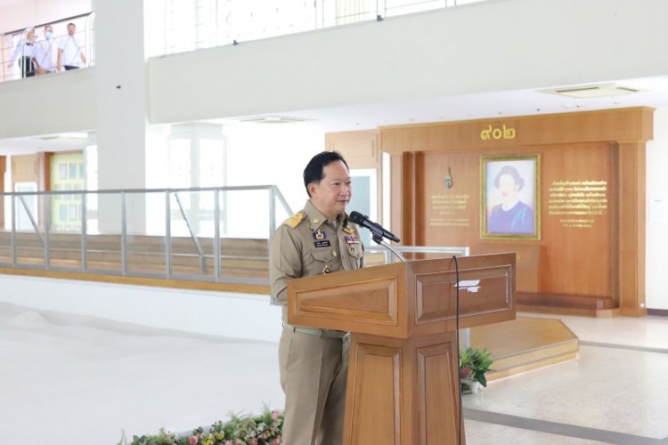 ผู้ว่าฯ ปทุมธานี แถลงเหตุการณ์รถบัสทัศนศึกษานักเรียนจาก จ.อุทัยธานีไฟไหม้ บริเวณถนนวิภาวดีรังสิต