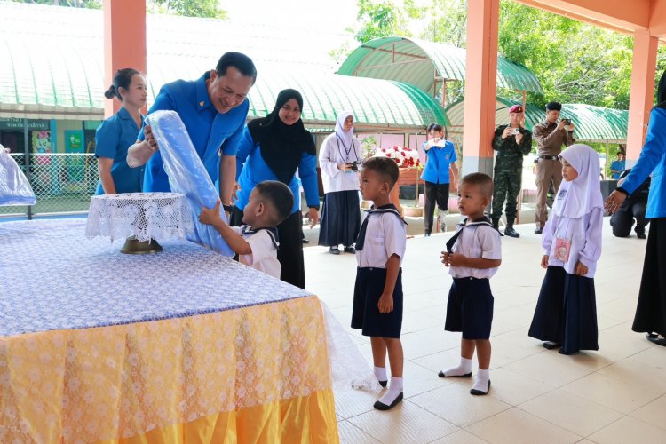 ผู้ว่าฯ นรา ตรวจเยี่ยมและมอบผ้าห่มกันหนาว กระเป๋านักเรียนพระราชทาน ให้แก่นักเรียนโรงเรียนราชประชานุเคราะห์ 9
