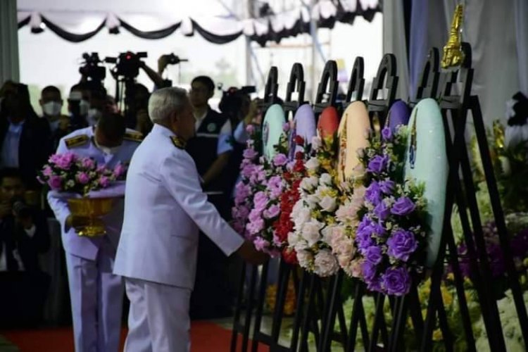 ประธานองคมนตรี เชิญพวงมาลาพระราชทาน วางหน้าหีบศพ 23 ชีวิตไฟไหม้รถบัส