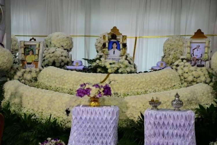 คณะครูนักเรียนบ้านเขาลูกโล่ แต่งกลอน สดุดีครูผู้หาญกล้า