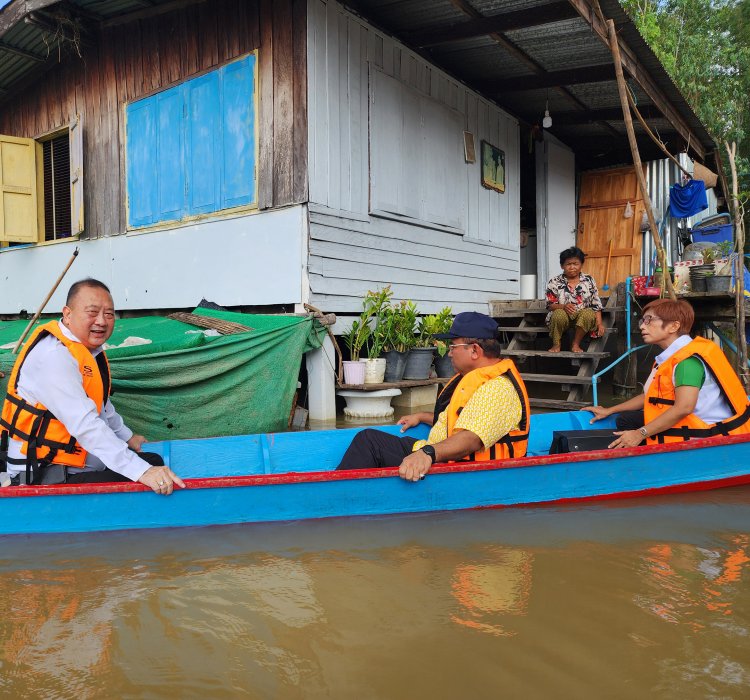 นายก อบจ.พิจิตร นำทีมหมออนามัยและ อสม.ลงเรือพายส่งยารักษาโรค ให้ผู้ป่วยเรื้อรังที่บ้านเรือนริมน้ำยมน้ำท่วม ติดเกาะ