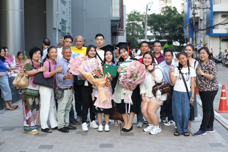 "กิตติพงศ์"ร่วมแสดงความยินดีกับ "พนิตตา"บุตรสาว ในโอกาสจบการศึกษา ปริญญาตรี