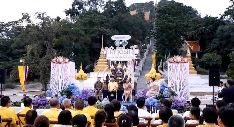 งานประเพณีตักบาตรเทโวจังหวัดอุทัยธานี วันแรม 1 คำเดือน 11