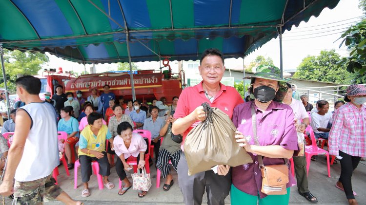 “คนปทุมไม่ทิ้งกัน” สส.ฮะลุยมอบถุงยังชีพ ให้กำลังใจผู้ประสบภัยน้ำท่วมสามโคก
