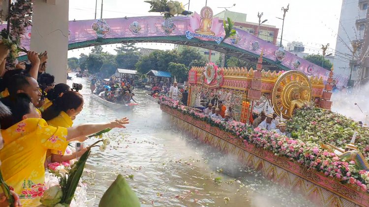 หนึ่งเดียวในโลก แห่งเดียวในไทยประเพณีรับบัวชาวบางพลีสืบทอดกันมาตั้งแต่โบราณ