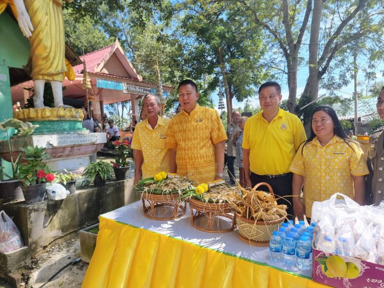 พ่อเมืองชลบุรีนำพุทธศาสนิกร่วมตักบาตรเทโวโรหณะ วัดพระพุทธบาทเขานางนม วันออกพรรษา
