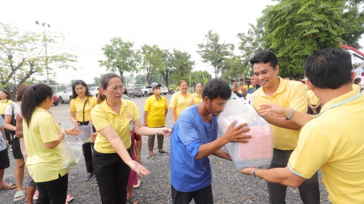 ทต.บ้านกลาง ปทุมธานี แจกถุงยังชีพ500ชุด ผู้ประสบภัยบ้านเรือนนอกคันกั้นน้ำ