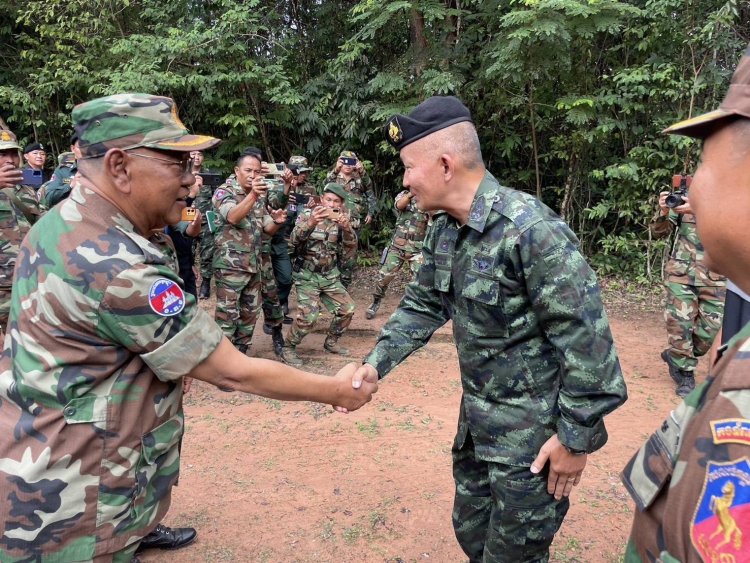 ผู้บัญชาการกองกำลังสุรนารีพบปะพัฒนาสัมพันธ์กับทหารฝ่ายกัมพูชา ในพื้นที่ กองกำลังสุรนารี
