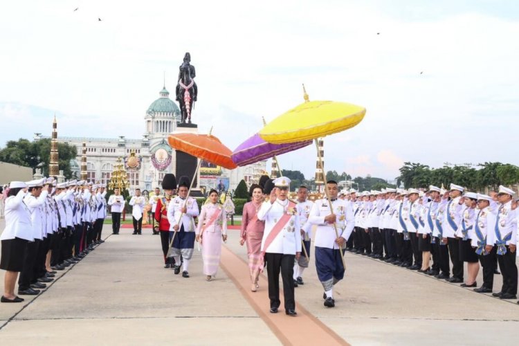 “ในหลวง-พระราชินี”เสด็จฯ ทรงวางพวงมาลาพระบรมราชานุสรณ์เนื่องในวันปิยมหาราช