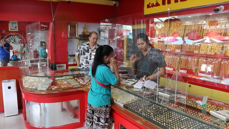 ร้านทองขอนแก่นยอดขายซบเซา ลูกค้าซื้อเก็งกำไรน้อยลงคาดพุ่งทะลุงหนีทองแพงทะลุ บาทละ 45,000 บาท