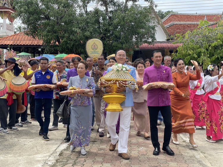 ผู้ว่าฯ นราธิวาส ร่วมทอดกฐินวัดประชุมชลธารา