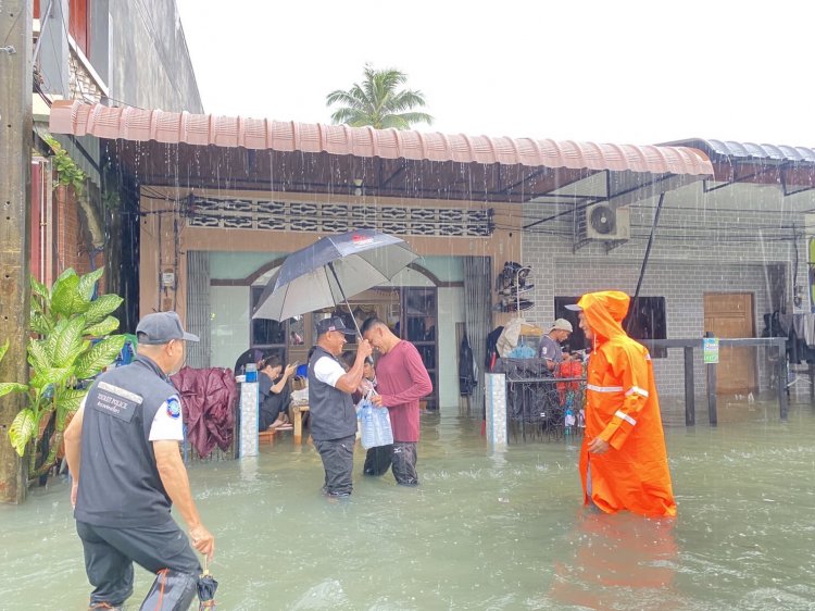 ตำรวจลุยน้ำแจกจ่ายอาหาร น้ำดื่มบรรเทาทุกข์ผู้ประสบอุทกภัยปัตตานี-ยะลา-นราธิวาส