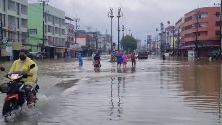 หาดใหญ่ เริ่มพ้นวิกฤติ ระดับน้ำเริ่มลดลง แต่หลายจุดยังถูก "น้ำท่วม"ขัง