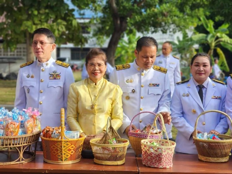 พสกนิกรอำเภอยางชุมน้อยพร้อมใจเจริญพระพุทธมนต์และทำบุญตักบาตร 5 ธันวาคม วันพ่อแห่งชาติ