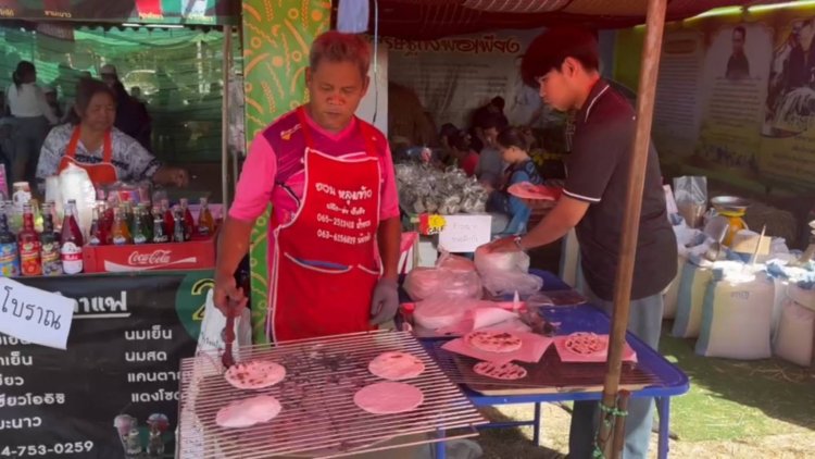 โคราชอากาศหนาวแป้งจี่สูตรโบราณเมูฮิตขายดี ทำรายได้นับพันบาทต่อวัน