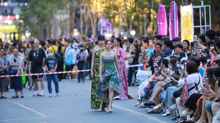แฟชั่นโชว์ผ้าไทย เดินแคทวอล์ค กลางงานกาชาดประจำปี 2567