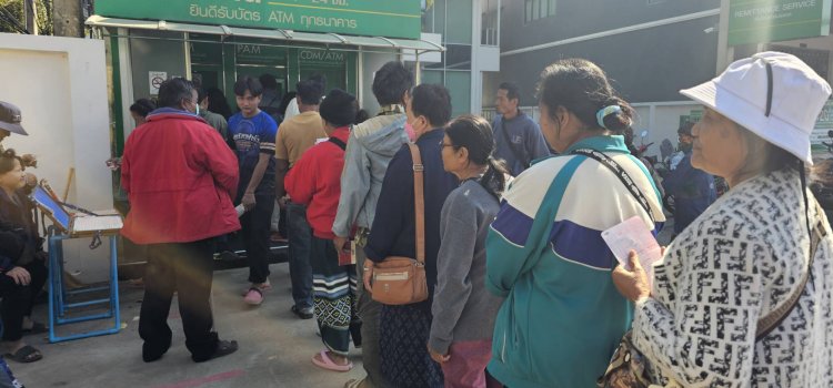 เกษตรกรอำนาจเจริญแห่กดเงินแน่นธกส.ขอบคุณรัฐบาลจ่ายเงินช่วยเหลือชาวนา