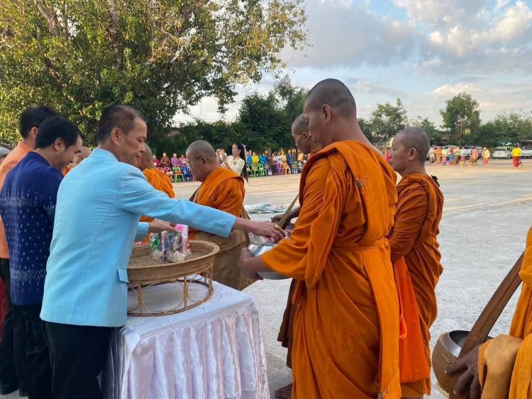 ชาวยางชุมน้อยพร้อมใจ“นุ่งผ้าไทย ใส่บาตร”สืบสานประเพณีอันดีงามของท้องถิ่น