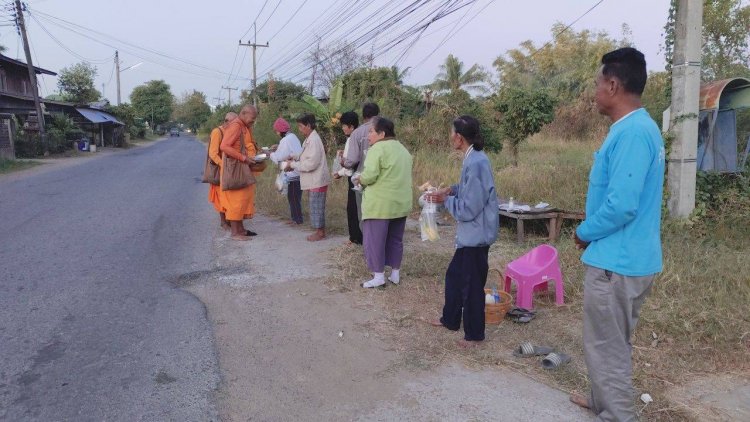 โคราชหนาวจัด!ชาวบ้านฝ่าลมหนาวทำบุญตักบาตรยามเช้าคึกคัก