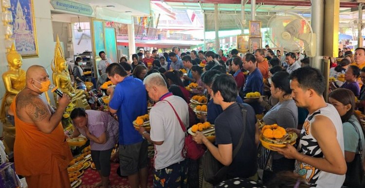 นับพันแห่อาบน้ำมนต์กับพระอ.เอ้เอาสิ่งไม่ดีออกเริ่มต้นรับปีใหม่