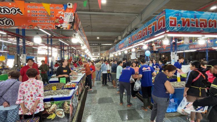 ตลาดรถไฟขอนแก่นเงินสะพัดแห่ซื้ออาหารทะเลฉลองส่งท้ายปี