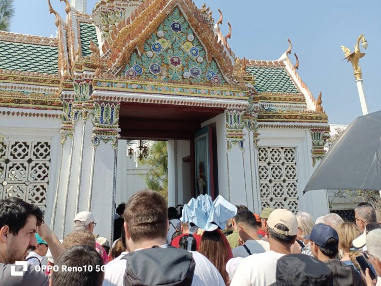 นักท่องเที่ยวไทย-ต่างชาติแห่เที่ยว “วัดพระแก้ว”คึกคักร่วมขอพรปีใหม่