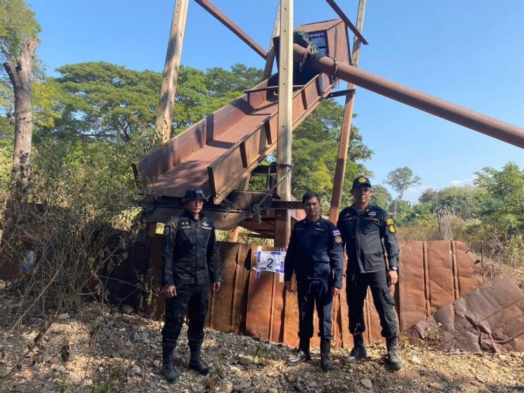 DSI สนธิกำลังบุกยึดเครื่องจักรและอุปกรณ์นายทุนลักลอบดูดทรายในแม่น้ำน่าน