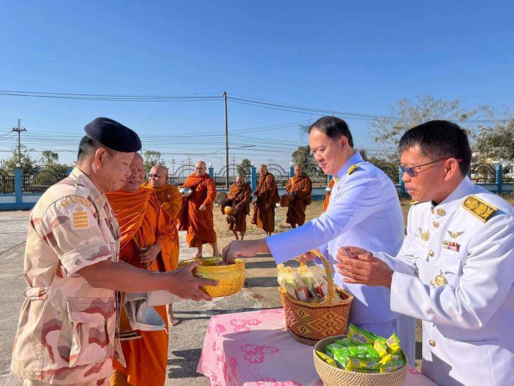 นายอำเภอศิลาลาด คนใหม่ทำบุญตักบาตร ถวายพระราชกุศลเฉลิมพระเกียรติพระเจ้าอยู่หัวฯ