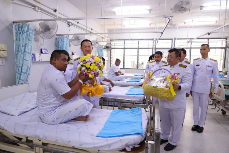 'ในหลวง-พระราชินี' พระราชทานดอกไม้ ตะกร้าสิ่งของ แก่จนท.บาดเจ็บ ขณะปฏิบัติหน้าที่นราธิวาส