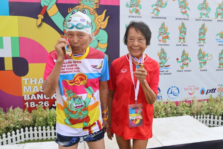 ตะลึง!อาจารย์วัย 95ปี-ท่านฑูต91ปี คว้าทองว่ายน้ำ "ไทยแลนด์ โอเพ่น มาสเตอร์"