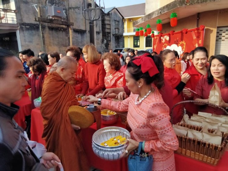 “ไทย-จีน-ลาว-เวียดนาม”ทำบุญตักบาตรตรุษจีน​สืบสานประเพณีอันดีงาม