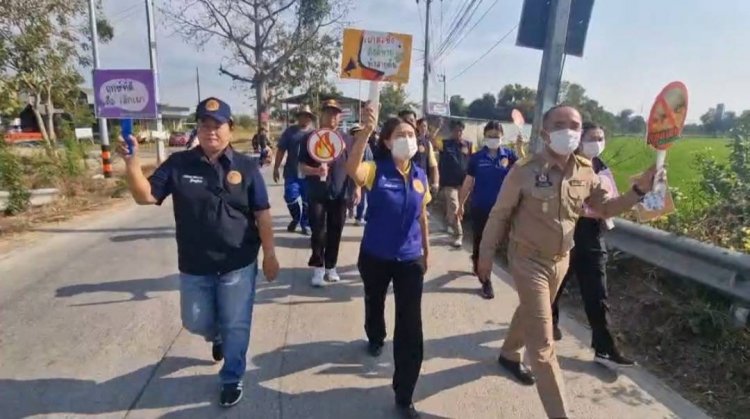 ผู้ว่าฯปทุมธานีลุยรณรงค์ใช้จุลินทรีย์ย่อยสลายตอซังและฟางข้าวแทนเผาทำลาย