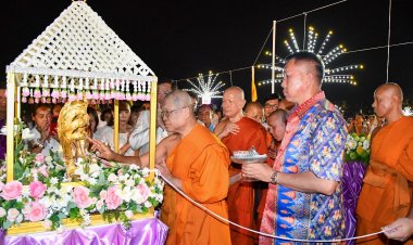 พ่อเมืองชลบุรีอัญเชิญยอดฉัตรทองคำประดิษฐานบนพระธาตุมหาเจดีย์พุทธรัตนะเจดีย์ศรีพนัสนิคม