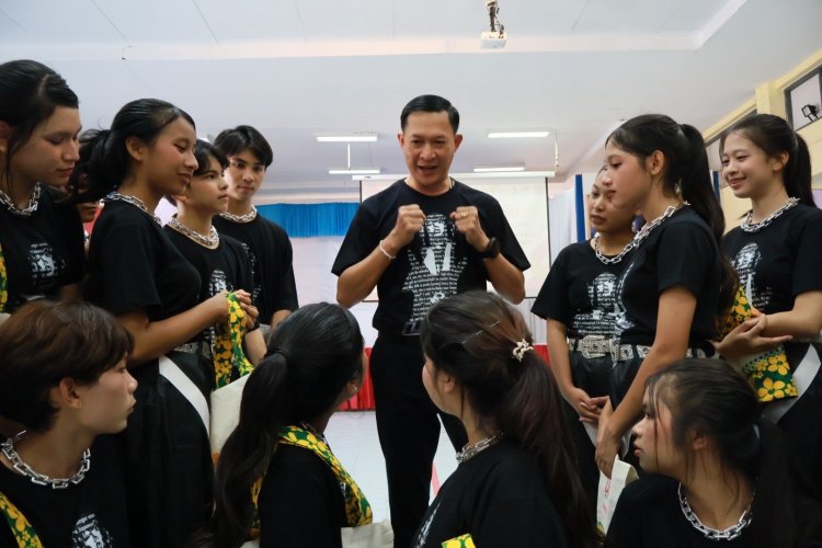 ผู้ว่าฯ นราธิวาส เยี่ยมให้กำลังใจทีมเยาวชนโรงเรียนสุไหงโก-ลก เข้าร่วมแข่งขัน TO BE NUMBER ONE