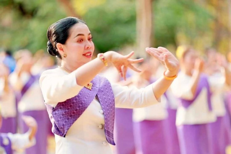 อลังการยิ่งใหญ่ด้วยแรงศรัทธา" สส.สุขสมรวย"นำนางรำกว่าพันชีวิตรำบวงสรวงบูชาพระมงคลมิ่งเมืองอำนาจเจริญ