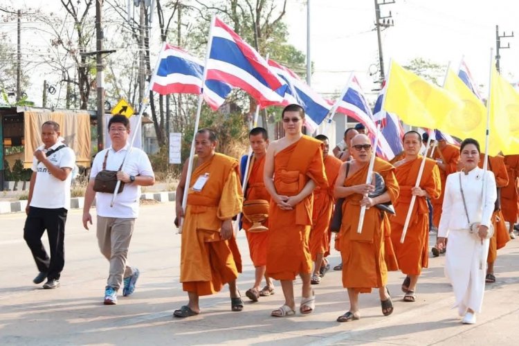 คลื่นศรัทธาแห่สาธุ!พระสงฆ์เดินธุรดงค์นเทศกาลมาฆปูรมีศรีปราจีน ครั้งที่ 39