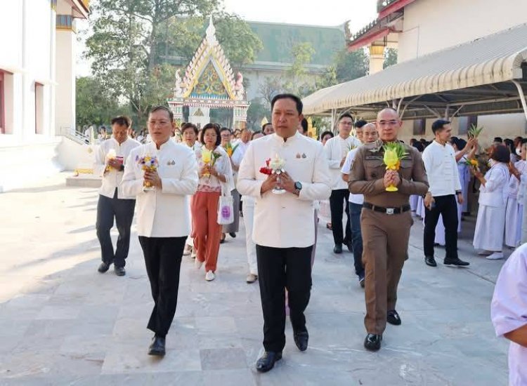 ชาวอุทัยธานีพร้อมใจทำบุญตักบาตร-เวียนเทียน เนื่องในวันมาฆบูชา