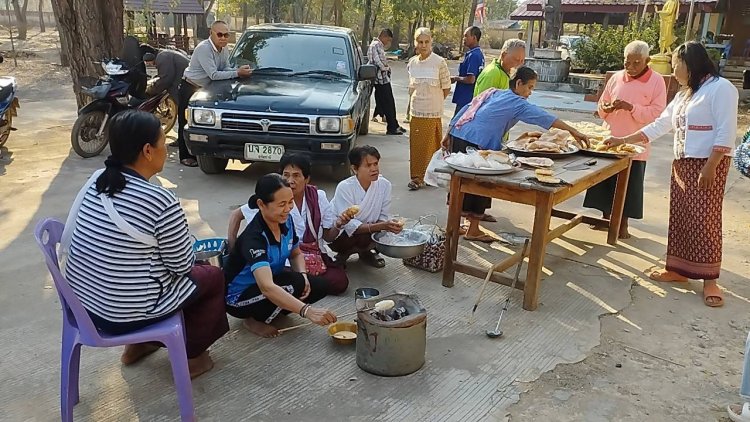 ชาวอีสานพลัดถิ่น!ร่วมบุญย่างข้าวจี่ ปิ้งข้าวเกรียบว่าวทำบุญวันมาฆบูชา สืบทอดประเพณีโบราณ