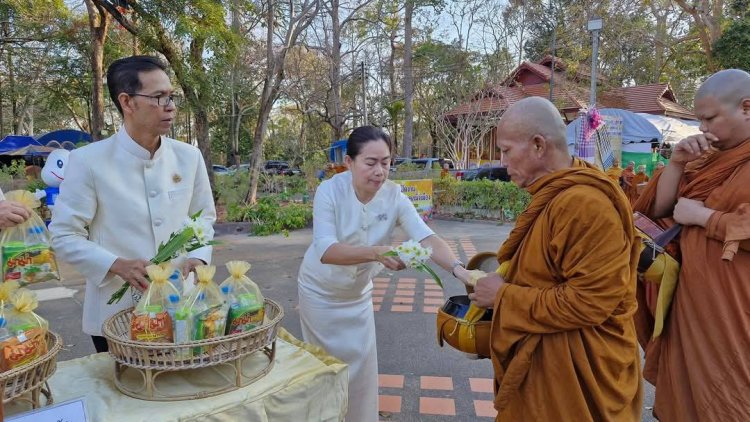 พุทธศาสนิกชนอำนาจเจริญร่วมทำบุญตักบาตรหน้าองค์พระมงคลมิ่งเมืองในวันมาฆบูชา